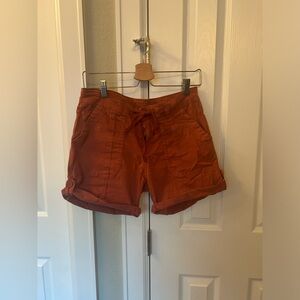 Versatile cargo shorts with waist tie